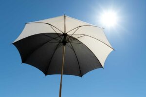 日傘は内側が黒で外側が白が最強！その驚くべき効果とは