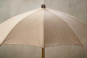 日傘の防水と撥水の違いは？雨の日に使える条件と選び方、失敗しないポイントも紹介
